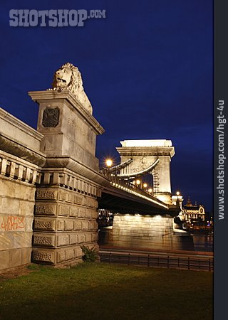 
                Budapest, Kettenbrücke, Donaubrücke, Löwenstatue                   