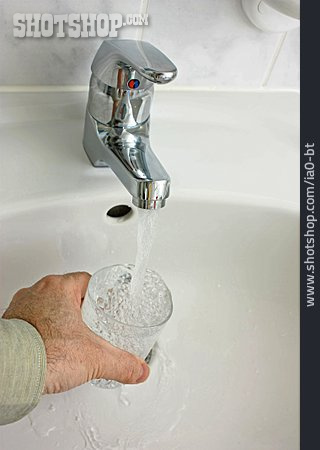 
                Wasserglas, Wasserentnahme                   