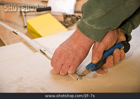 
                Handwerker, Zuschneiden, Gipskartonplatte                   
