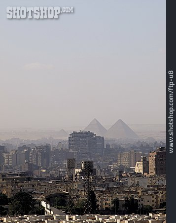 
                Stadtansicht, Pyramide, Kairo                   
