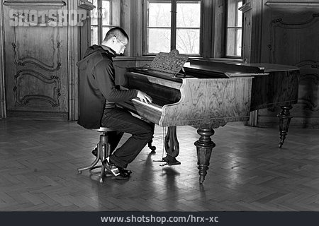 
                Pianist, Konzertflügel                   