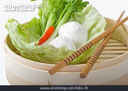 
                Asiatische Küche, Essstäbchen, Dampfkorb                   