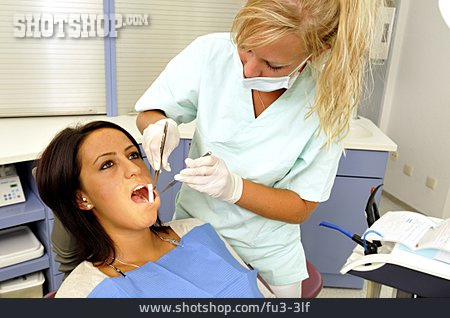 
                Zahnarztbesuch, Zahnarztpraxis, Zahnarzthelferin, Zahnarztbehandlung                   