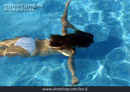 
                Junge Frau, Frau, Unterwasser, Tauchen, Schwimmbad                   