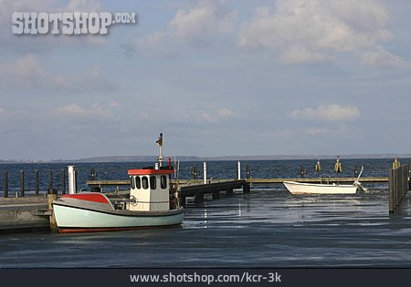 
                Fischerboot, Anlegestelle, Jasmunder Bodden                   