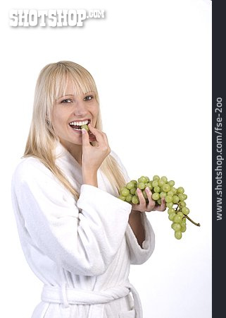
                Junge Frau, Gesunde Ernährung, Weintraube                   