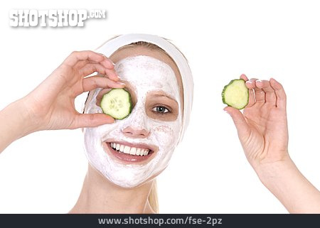
                Junge Frau, Gesichtsmaske, Gurkenmaske                   