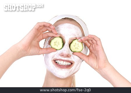 
                Junge Frau, Gesichtsmaske, Gurkenmaske                   