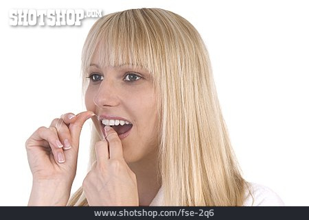 
                Junge Frau, Zahnpflege, Zahnseide                   