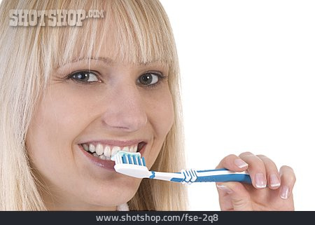 
                Junge Frau, Zahnpflege, Zähneputzen                   