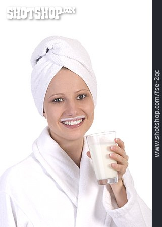 
                Junge Frau, Milch, Milchglas, Milchbart                   