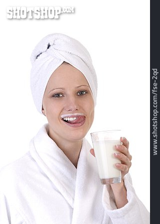 
                Junge Frau, Milchglas, Milchbart                   