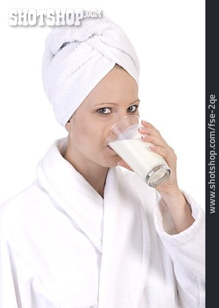 
                Junge Frau, Trinken, Milch, Milchglas                   