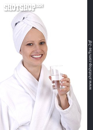 
                Junge Frau, Durst, Wasserglas                   