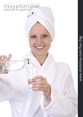 
                Junge Frau, Eingießen, Wasserflasche, Trinkglas                   