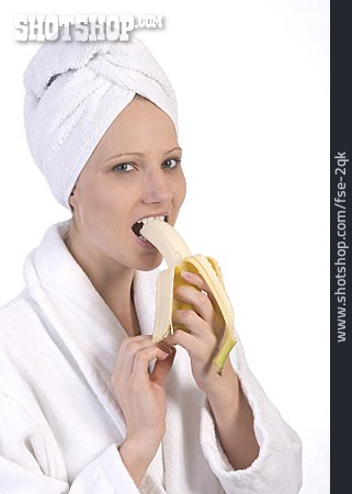 
                Junge Frau, Banane, Abbeißen                   