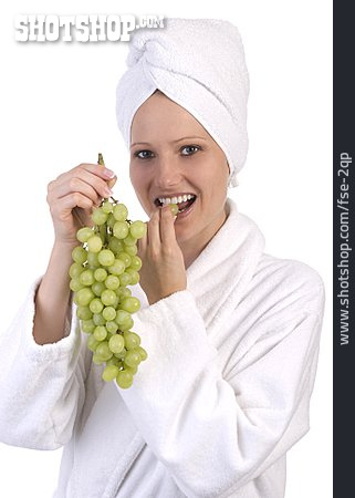 
                Junge Frau, Gesunde Ernährung, Weintraube                   