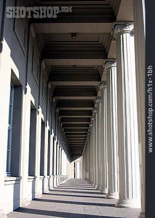 
                Säulengang                   