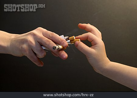 
                Kind, Frau, Zigarette, Anbieten                   
