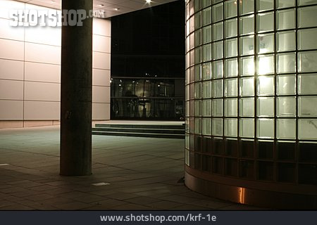 
                Bürogebäude, Durchgang, Glasbaustein                   