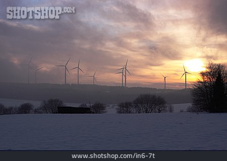 
                Winterlandschaft, Windkraftanlage                   