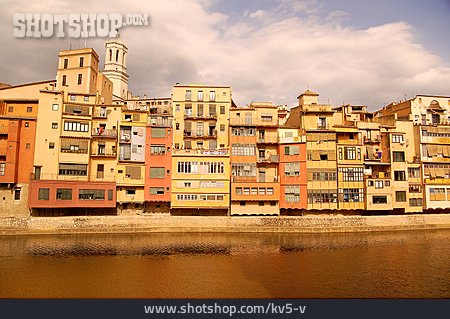 
                Häuserzeile, Katalonien, Girona                   