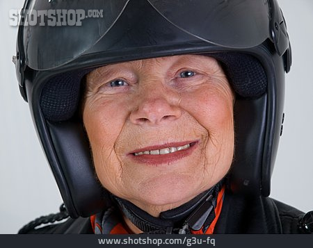 
                Seniorin, Schutzkleidung, Schutzhelm, Motorradfahrerin                   