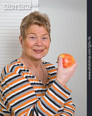 
                Seniorin, Gesunde Ernährung, Apfel                   