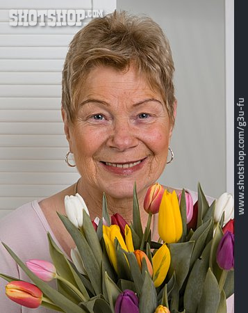 
                Frau, Seniorin, Blumenstrauß                   
