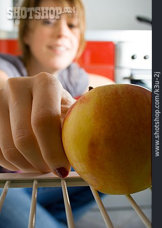 
                Gesunde Ernährung, Apfel, Kühlschrank                   