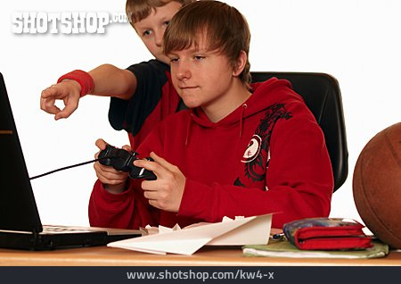 
                Junge, Schüler, Computerspiel                   
