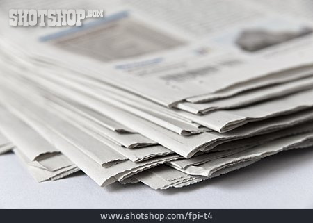 
                Presse, Zeitungen, Zeitungsstapel                   