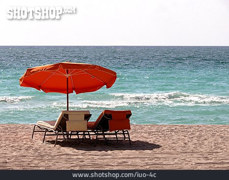 
                Sonnenschirm, Liegestuhl, Strandurlaub                   