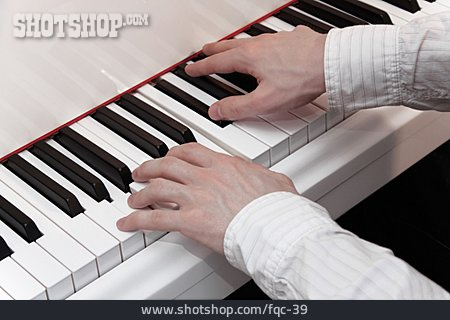 
                Musizieren, Klavier, Klavierspielen                   