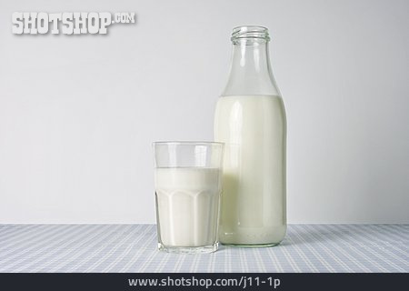 
                Milch, Milchflasche, Milchglas                   