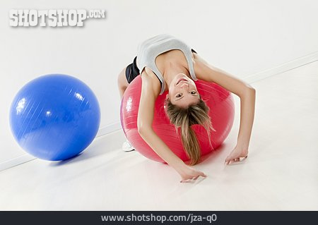 
                Junge Frau, Gymnastikball, Rückengymnastik                   