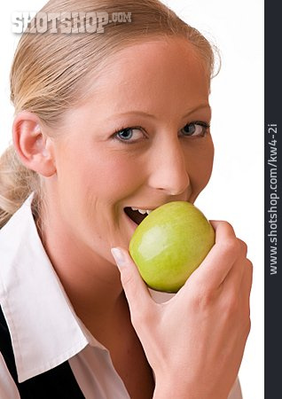 
                Gesunde Ernährung, Apfel, Reinbeißen                   