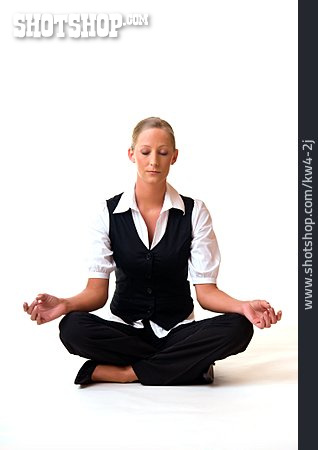 
                Junge Frau, Pause & Auszeit, Meditation, Yoga                   