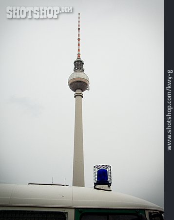 
                Berlin, Fernsehturm, Polizeiauto                   