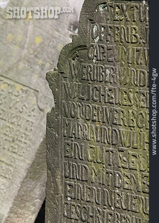 
                Grabstein, Inschrift                   