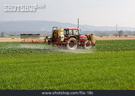 
                Landwirtschaft, Traktor, Düngen                   