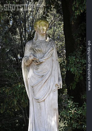 
                Statue, Villa Borghese                   