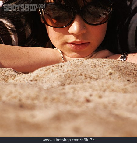 
                Junge Frau, Frau, Sonnenbrille, Sommerlich, Strandurlaub                   