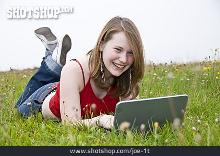 
                Mädchen, Mobile Kommunikation, Laptop                   