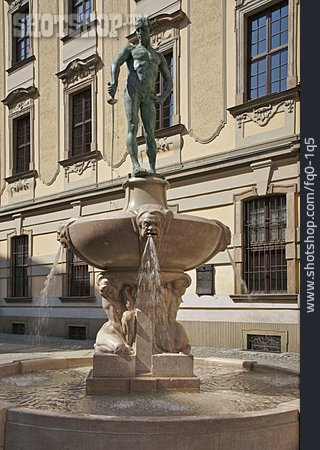 
                Brunnenfigur, Breslau, Fechterbrunnen                   