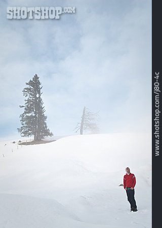 
                Junger Mann, Mann, Frieren, Schneespaziergang                   