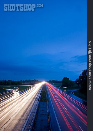 
                Autobahn, Straßenverkehr, Lichtspur                   