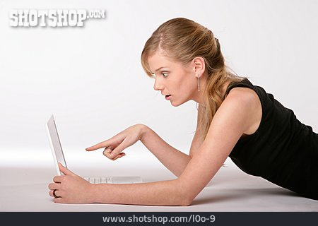 
                Junge Frau, Laptop, Erstaunt                   