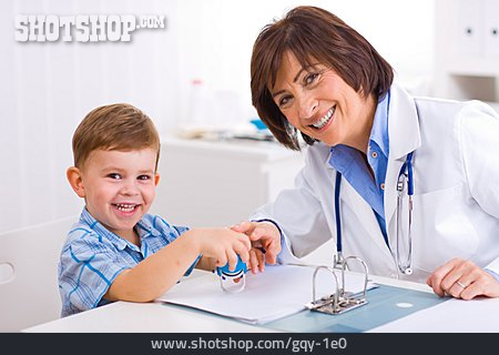 
                Arztbesuch, Arztpraxis, Kinderärztin                   