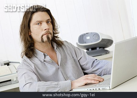 
                Mann, Laptop, Arbeitsplatz                   